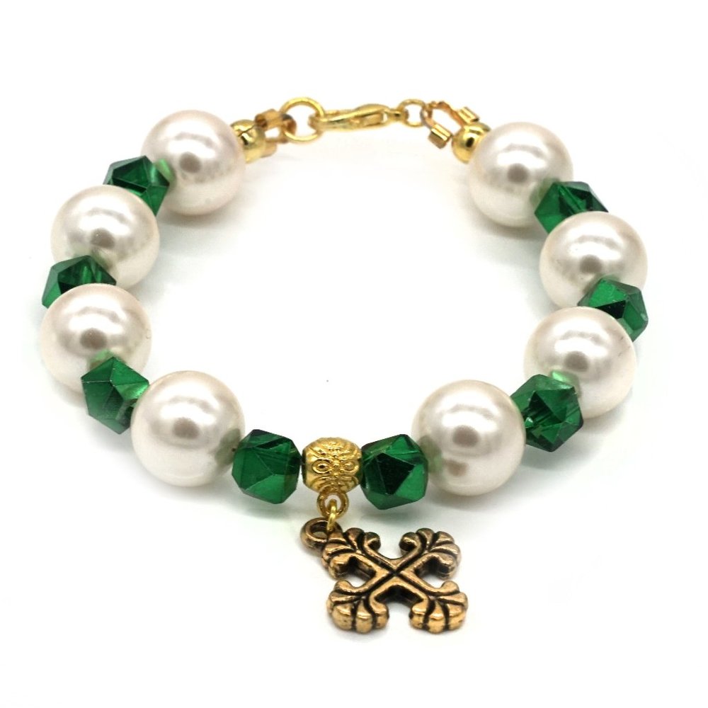 St Patricks theme bracelet with cross and green beads. - Picture 1 of 2